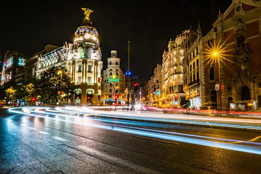 Gran Vía y edificio Metrópolis de Madrid, fotografía de archivo
